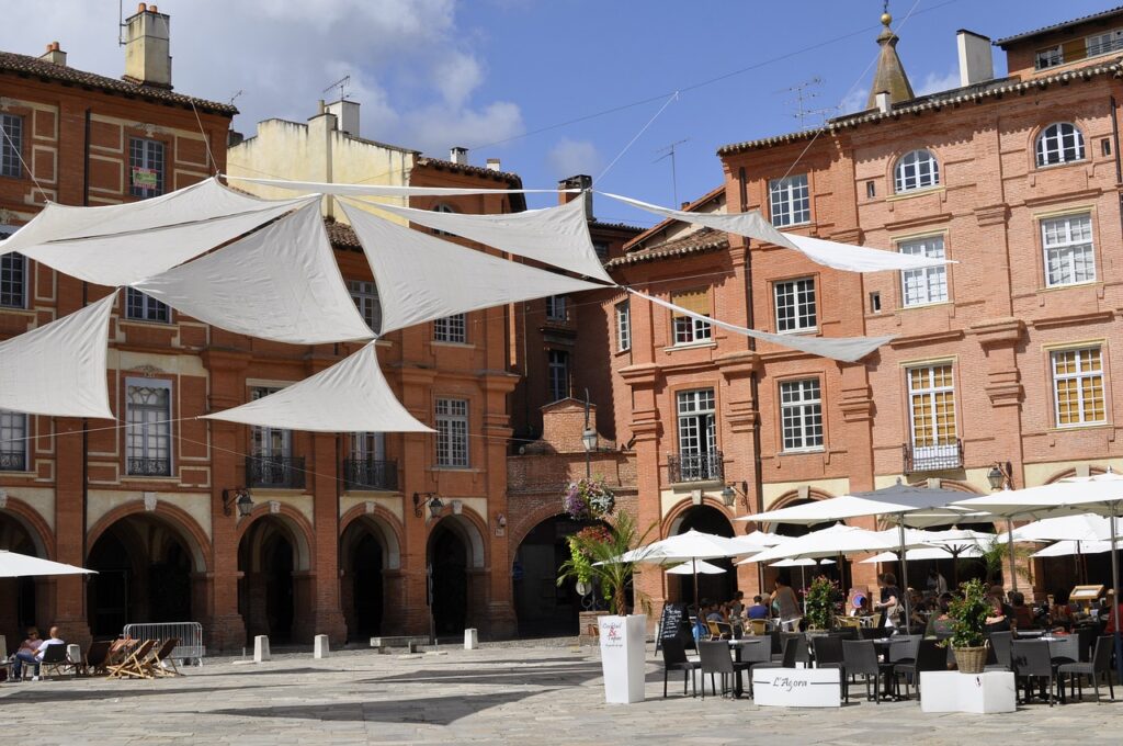 Place nationale de Montauban dans le Tarn et Garonne, où se déplace Boscat rénovation conception pour de la charpente.