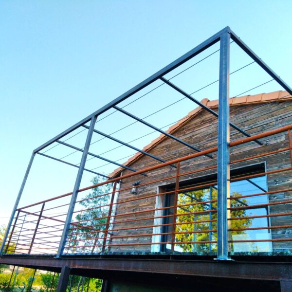 Pergola en acier sur terrasse bois en Haute Garonne