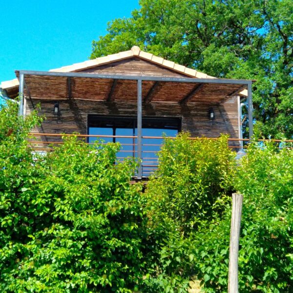 Pergola en acier sur terrasse bois en Haute Garonne