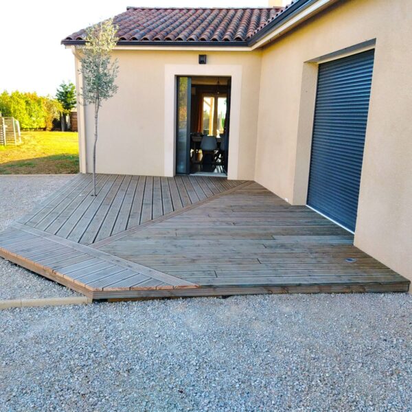 Réalisation d'une terrasse en bois avec lumière intégré à Villebrumier